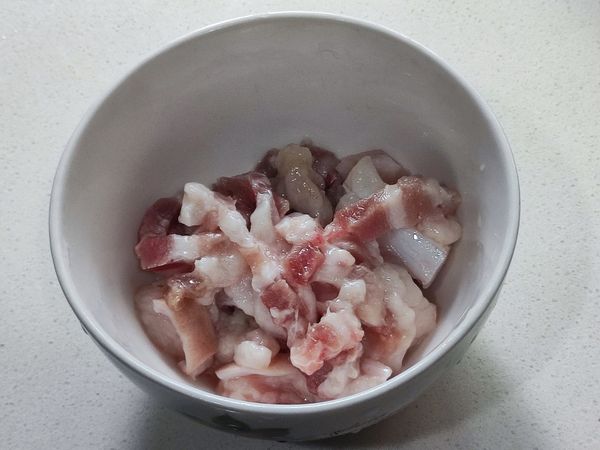五花肉清洗後切絲