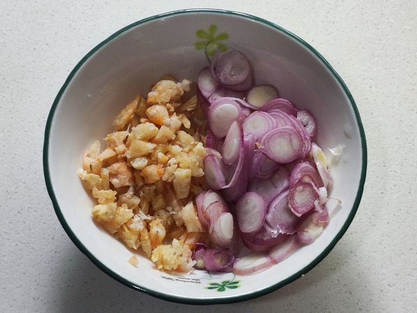 乾蝦米清洗後切小塊。
紅蔥頭清洗後，去除頭尾再切成片狀