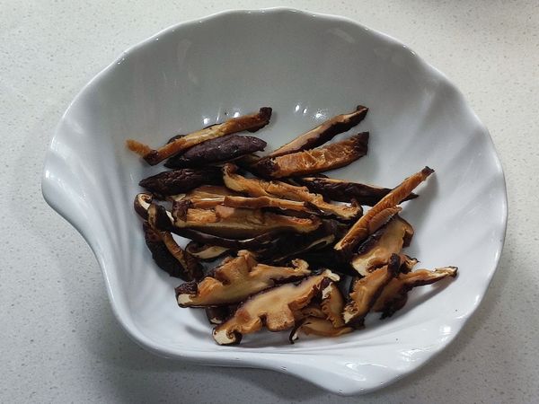 吸水軟化的香菇切絲