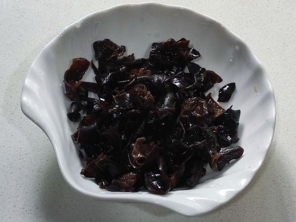 泡水後的木耳切小塊