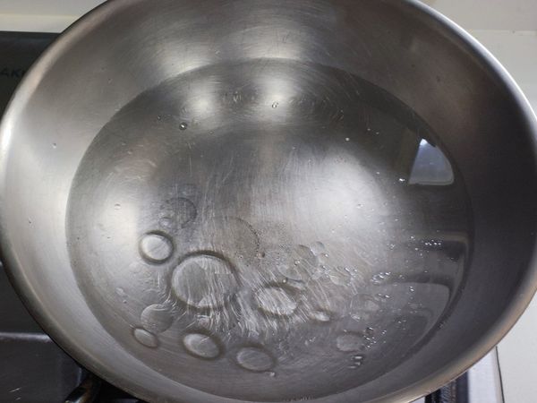 將川燙水蓋上鍋蓋煮滾