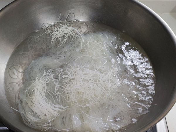 加入米粉川燙1分鐘
