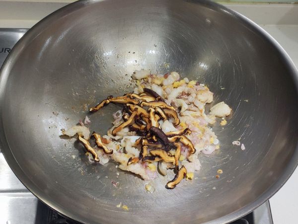 加入香菇絲和紅蔥頭片炒香