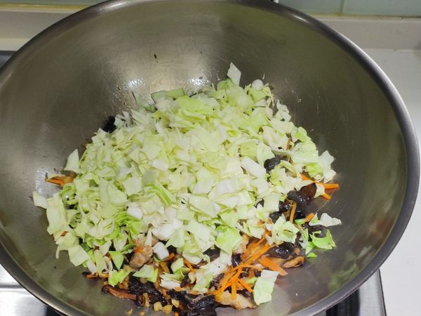 加入高麗菜丁炒熟
(若太乾可加入一點水拌炒)