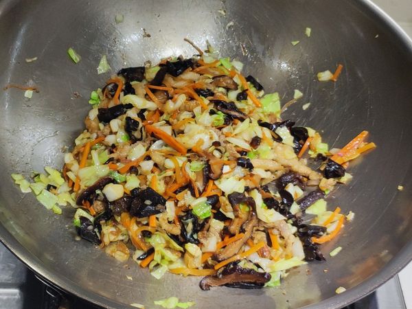 加入鹽+醬油+白胡椒粉拌勻