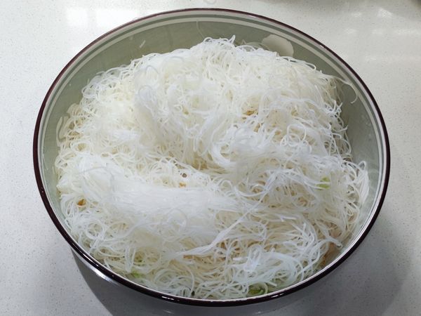 米粉用剪刀剪2-3刀