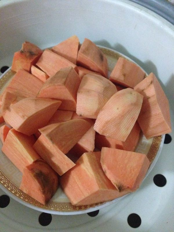地瓜切塊蒸熟，備用。