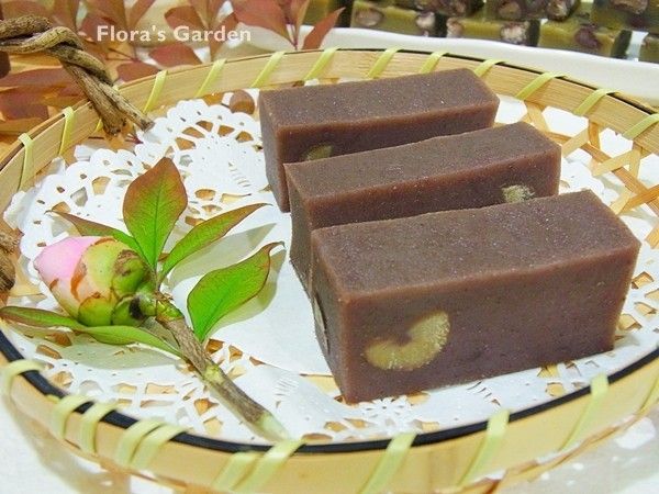 完美豆沙(此篇已有一千多人收藏)的製作需要經過泡水、熬煮、過篩再熬煮，相當花時間，吃的時候入口即化、營養美味，值得一次多做一些冷凍，用的時候事先放冷藏或室溫解凍即可。利用《FoodSaver食物真空機》分裝，因為真空包裝、隔絕空氣可以延長保鮮及維持美味放在冷凍半年沒問題。