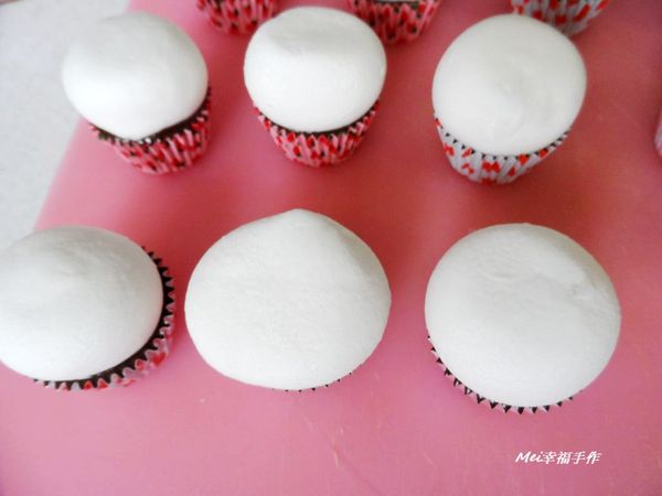 將黑巧克力隔水加熱融化，倒入巧克力模至八分滿，接著再放上棉花糖