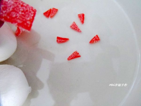 把草莓扁條軟糖剪成尖角狀備用
