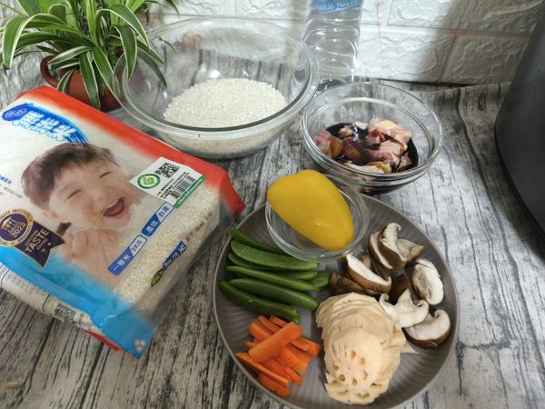 準備好所需要的食材。(雞腿肉切大塊後先用香菇素蠔油和米酒抓醃10分鐘)