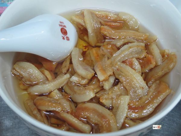 豬肥油切小塊，直接冷鍋開中火炸出油，等油渣有點變色，改小火慢炸，炸到油渣變小且變金黃色即可。
油渣撈起，可以做為火鍋湯底的食材。