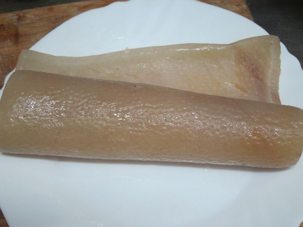 豬皮另外川燙熟軟，撈起。