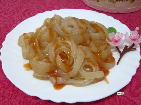 豬皮切開，沾醬食用。