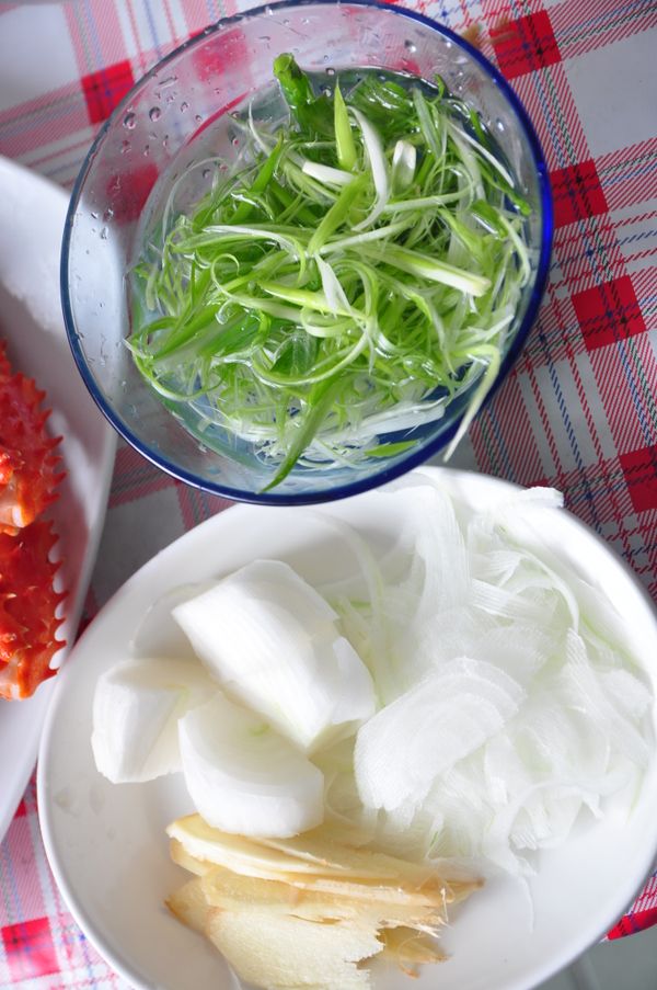 備料:老薑片、洋蔥片、洋蔥絲、蔥絲