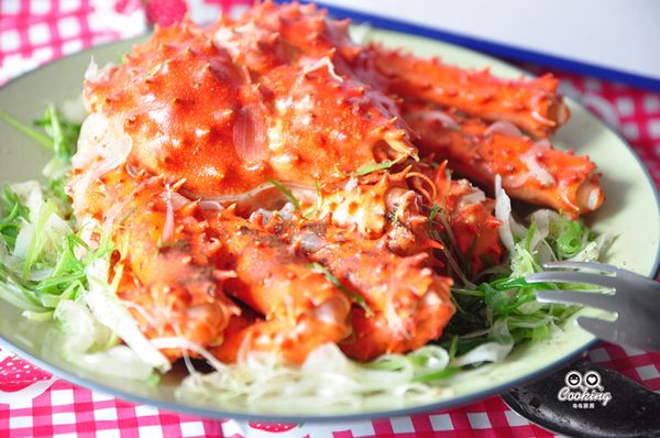 拍照的數度加快中，因為旁邊以有兩位飢腸轆轆的人而在等待開動