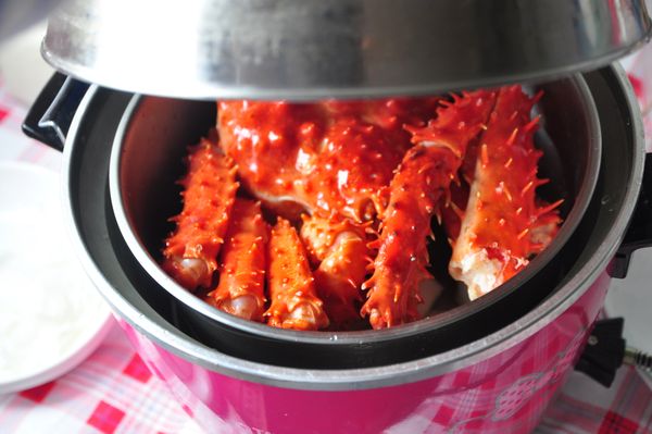 放入2杯水蓋上電鍋燉煮至電源跳起!