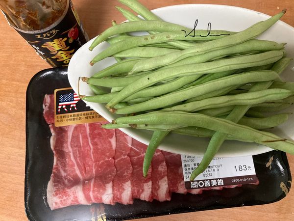 先將所有材料備妥。哇，看看那個油花呀，多美，烤肉就是要有些油花才會香又美味呀，所以千萬不要使用全瘦的部分呀!