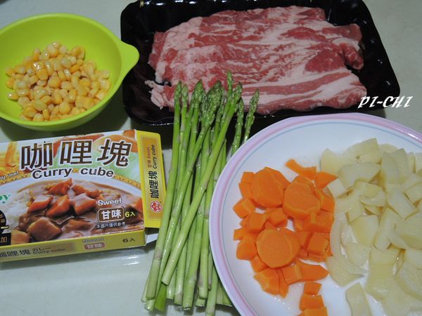 準備材料,紅蘿蔔和馬鈴薯切塊,電鍋煮白飯的同時一起入電鍋蒸熟