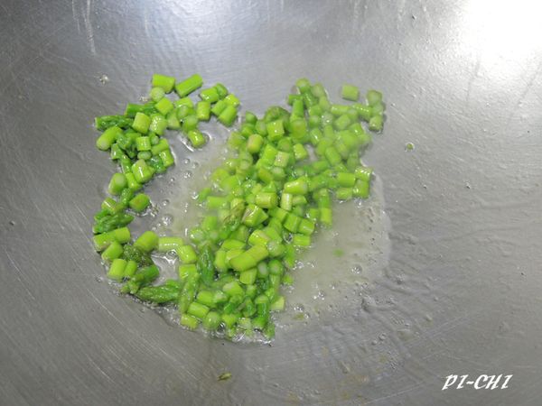 鍋中放少許油加入切細的蘆筍