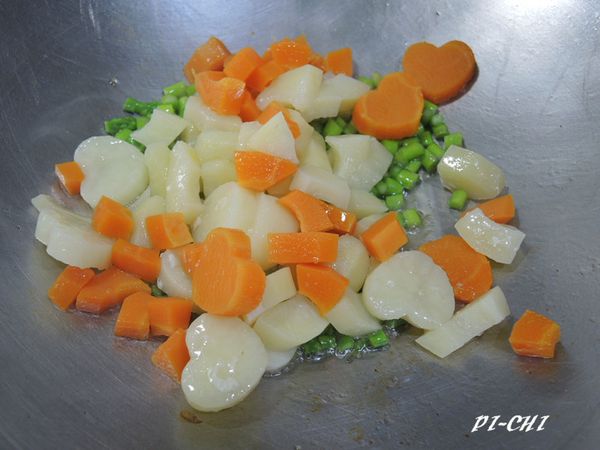 放入蒸熟的馬鈴薯和紅蘿蔔