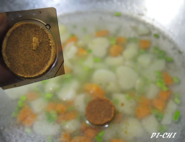 加入牛頭牌咖哩塊和4杯水