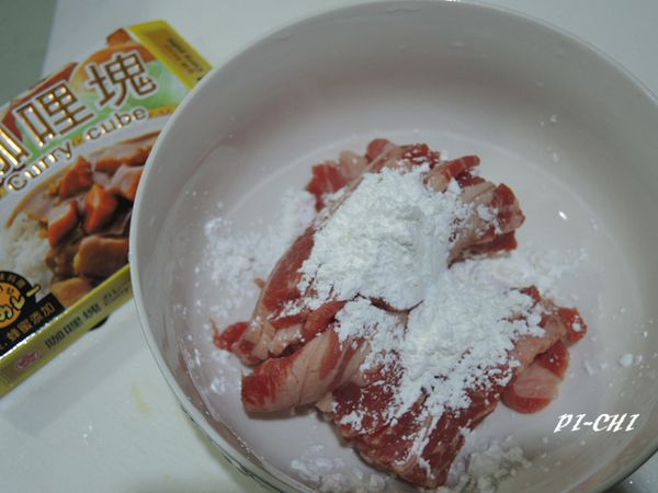 牛肉薄片切段,加入兩大匙太白粉裹均勻