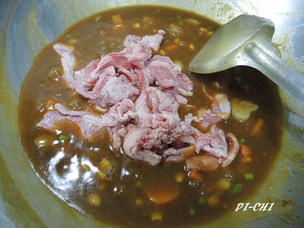 接著放入咖哩中,煮到牛肉熟大概3分鐘就可以了