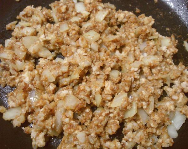 再加入咖哩塊一起炒香後備用...