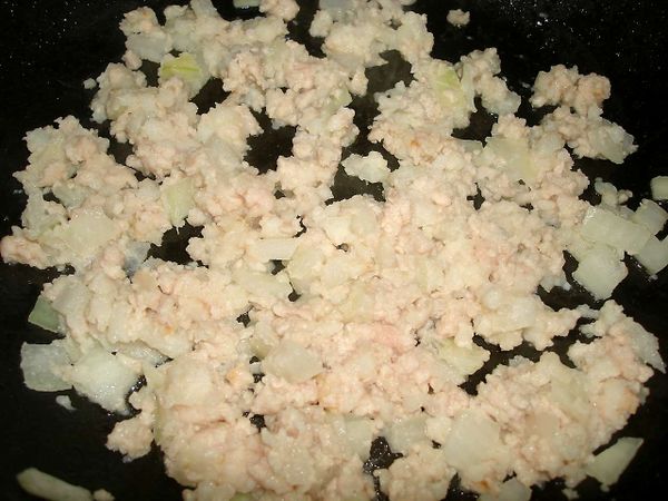 熱鍋倒油，先炒香洋蔥後，加入絞肉、薯泥一起炒勻...