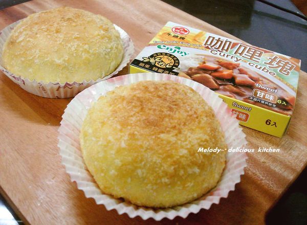 將烤好的多拿滋取出....