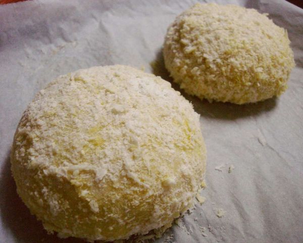 將烤好的麵包，依序沾上麵粉、蛋黃、麵包粉，最後再入烤箱烤8-10分鐘至表面金黃即可...