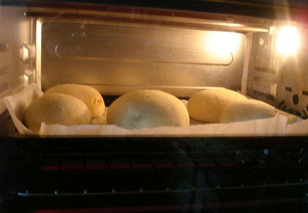 將發酵好的麵糰，再加入泡打粉揉勻後，分成4小塊包入咖哩餡料整形好，直接放烤盤上做最後發酵15-20分鐘，將烤箱先預熱5分鐘後，再把麵糰放入烤箱烤15分鐘(上下火180度)...