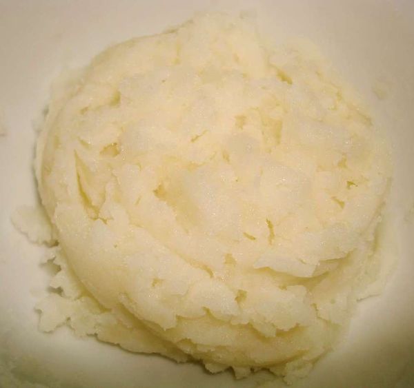 將馬鈴薯放入電鍋中蒸20分鐘，最後盛入碗中，搗成泥狀後備用....