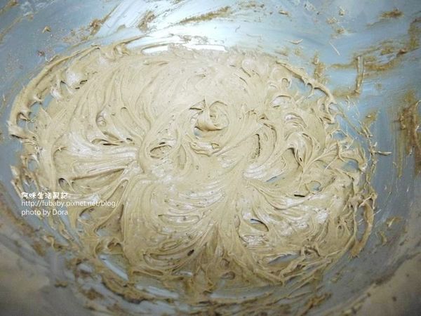 把軟化的奶油切成小塊狀，用打蛋器打發...之後再加入紅糖，打勻後，再加入蛋跟蜂蜜打成糊。