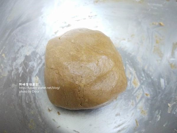 之後，把過篩好的粉類、分批的慢慢加入打好的黑糖糊中，請分批的加，這樣比較好混勻。
最後就會變成一團麵團啦！！