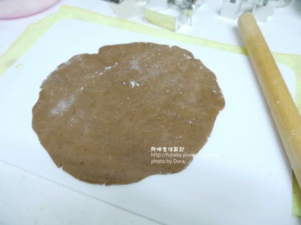 把麵團桿成後約3～5mm厚的麵皮，