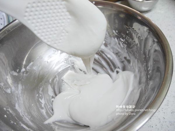 等餅乾冷卻時，來做糖霜，先把材料都準備好，接著把蛋白跟檸檬汁放進大盆子裡，用打蛋器打發。接著，就在打發的蛋白裡，分批的加入糖粉、拌勻。