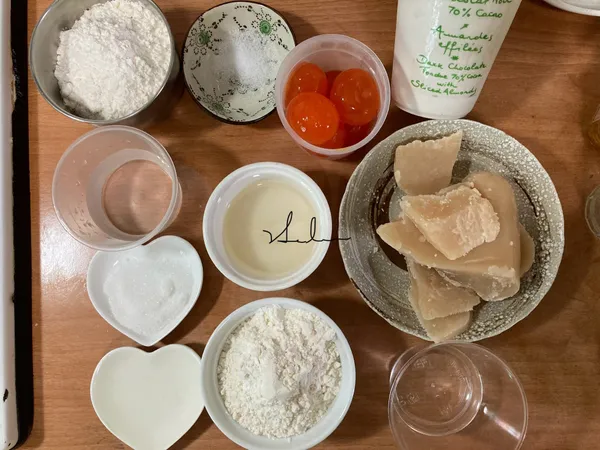 先將所有材料備妥(10顆)。酥皮和酥油的材料一定要注意不要弄錯，一個步驟一個步驟慢慢地作。我在這兒使用的是巧克力磚沒有的話可以使用巧克力塊。生鴨蛋先把蛋白和蛋黃分開放，如果買不到或覺得麻煩，可以直接去南北貨材料行買現成的。（價錢相同口感很不同！）椰子油可改豬油或沙拉油作替換。