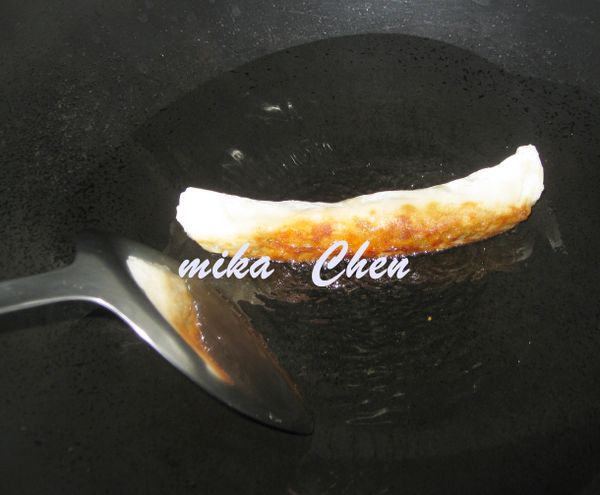 起油鍋將蝦捲煎熟備用。