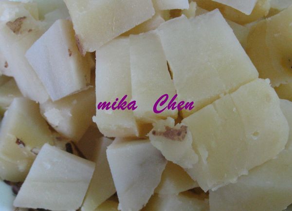 將雞蛋和馬鈴薯分別水煮過後切成小塊，櫻花蝦稍加汆燙備用。