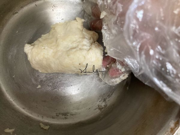 將油酥的部分拌勻，拌勻後分成10小顆。