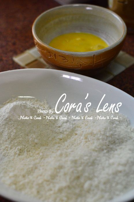 準備好，低筋麵粉、蛋液、麵包粉。