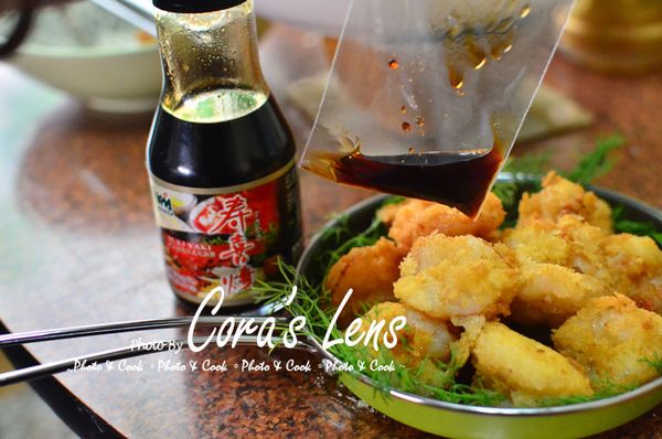 取一個小鐵鍋，放入裝飾的茴香葉，在放上蝦球，將[穀盛壽喜燒]一小匙用小塑膠袋裝起來，剪一個超細小的洞，來回的擠在蝦球上。