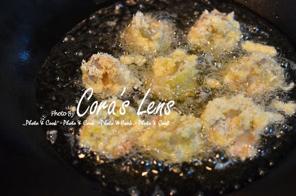 鍋燒熱後，放一碗油，燒到丟一點點麵包粉下去，粉立刻浮上來(旁邊有泡泡)，就是可以炸了。蝦子很容易熟，所以也好炸，中火~ 下去大約20-30秒，先撈起來，炸燒熱油鍋，再炸第二次，高溫去油，蝦球會非常的酥。