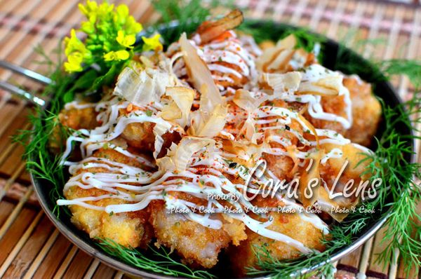 再擠上也是剪細小洞的美乃滋，在灑上海苔粉與七味粉，在灑上一把柴魚。擺上一朵油菜花裝飾。是不是看起來很可口。完成了^^

穀盛壽喜燒(SUKIYAKI)
1. 適用於壽喜燒(原汁)，照燒雞翅(原汁)、牛井(醬1:水2)，及馬鈴薯燒肉(醬1:水3)
2.本產品含柴魚原料。
更多穀盛好料理，請上官網http://www.kokumori.com/index.html