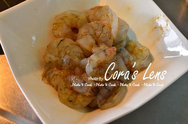 用包含一點點[穀盛壽喜燒]提味的[醃蝦料]手攪拌均勻，大約醃半小時。