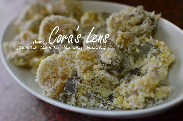 蝦子沾裹的步驟是~ 先沾麵粉-->蛋液-->麵包粉，於一旁備用。