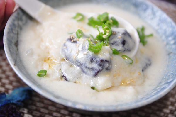 起鍋盛盤後，滴上數滴香油、加上蔥花以及灑上白芝麻，美味粥品完成!