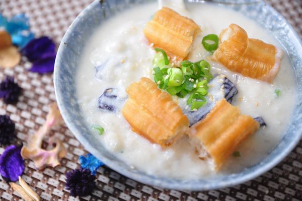 還可以加入油條一起食用!